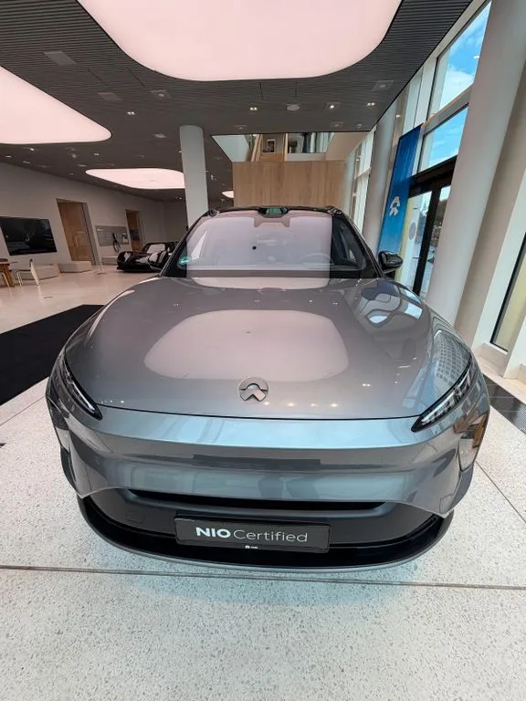 NIO EL8