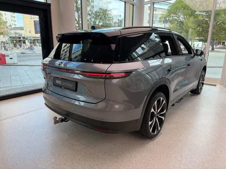 NIO EL8