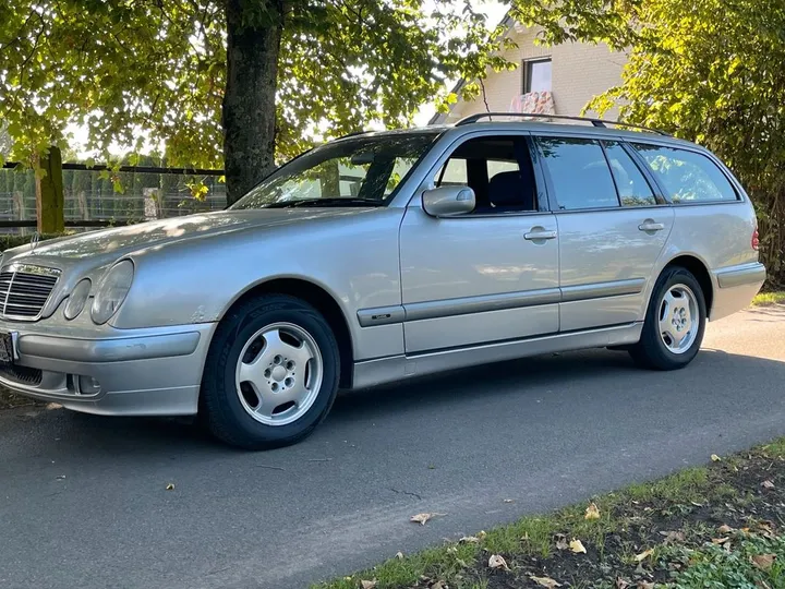 Mercedes-Benz E 220