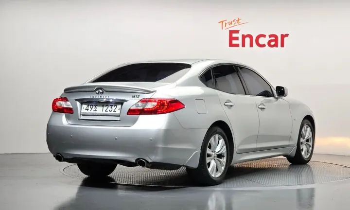 Infiniti M