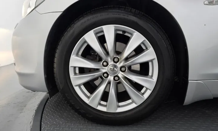 Infiniti M