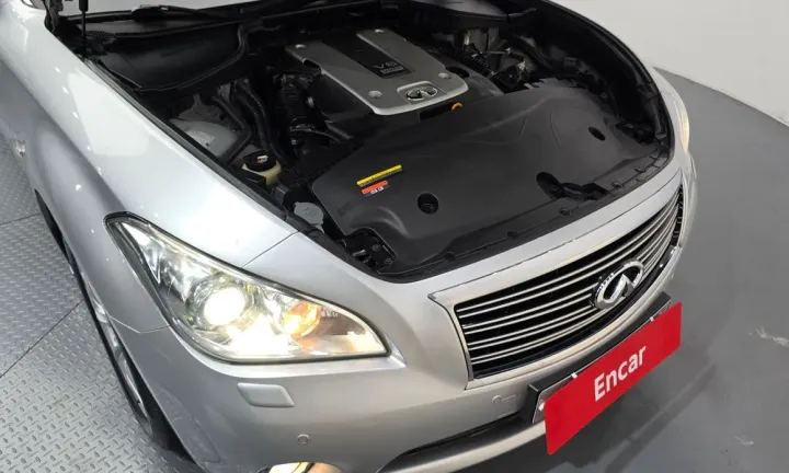 Infiniti M