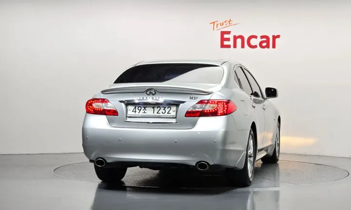 Infiniti M
