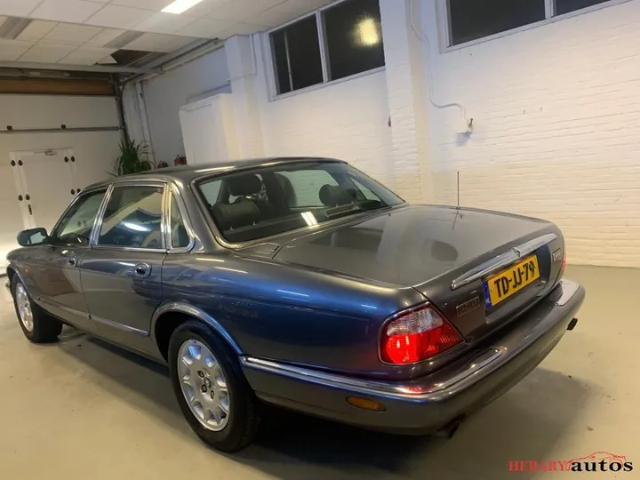 Jaguar XJ