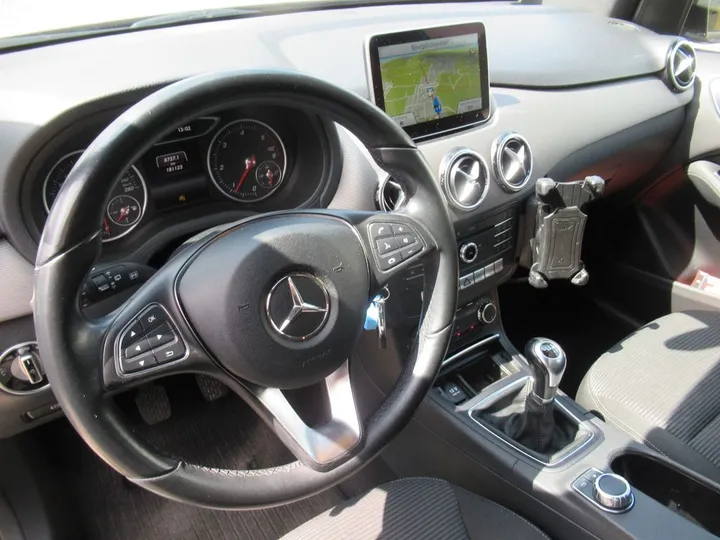 Mercedes-Benz B 180