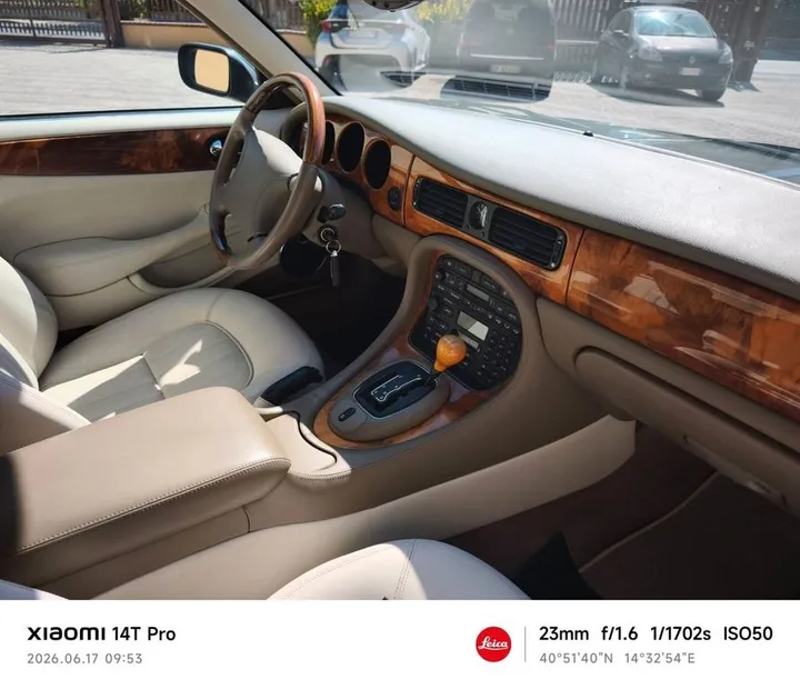 Jaguar XJ