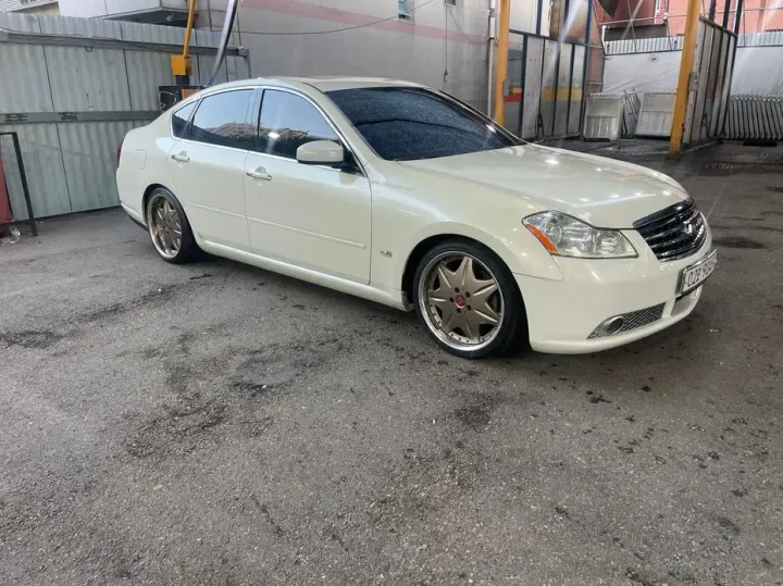 Infiniti M