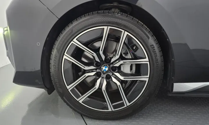 BMW i7