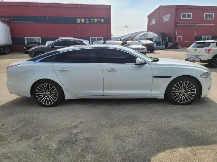 Jaguar XJ