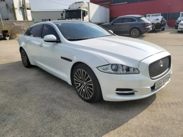 Jaguar XJ