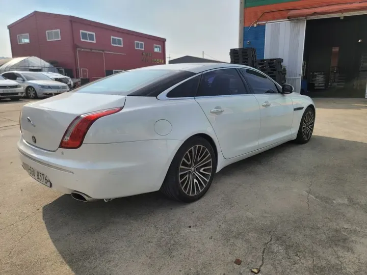 Jaguar XJ