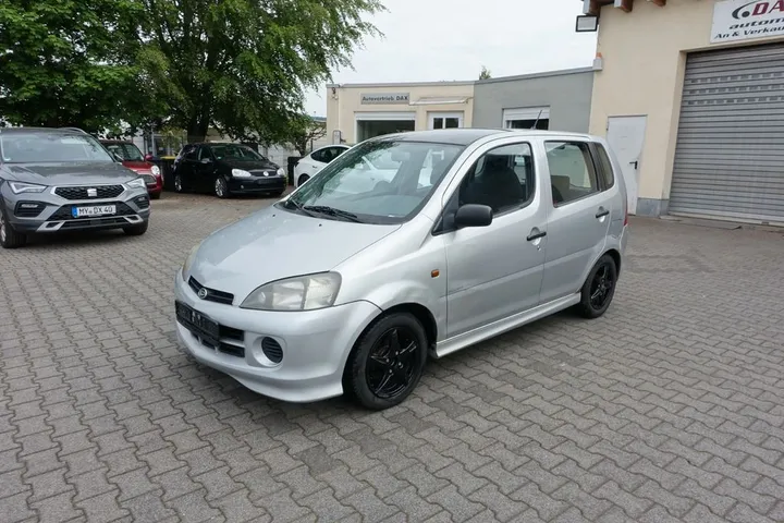 Daihatsu YRV
