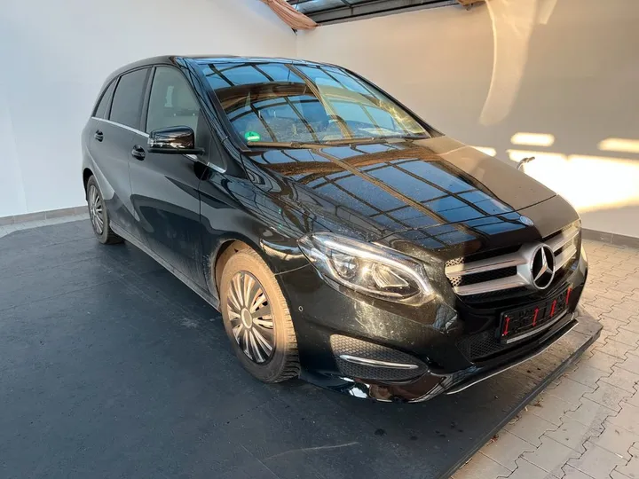 Mercedes-Benz B 180