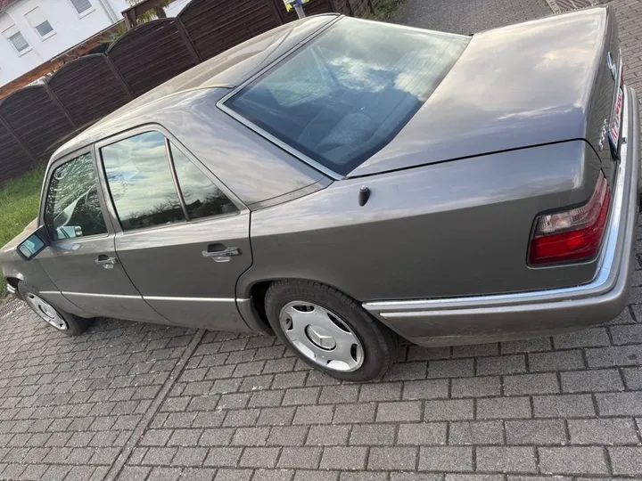 Mercedes-Benz 220