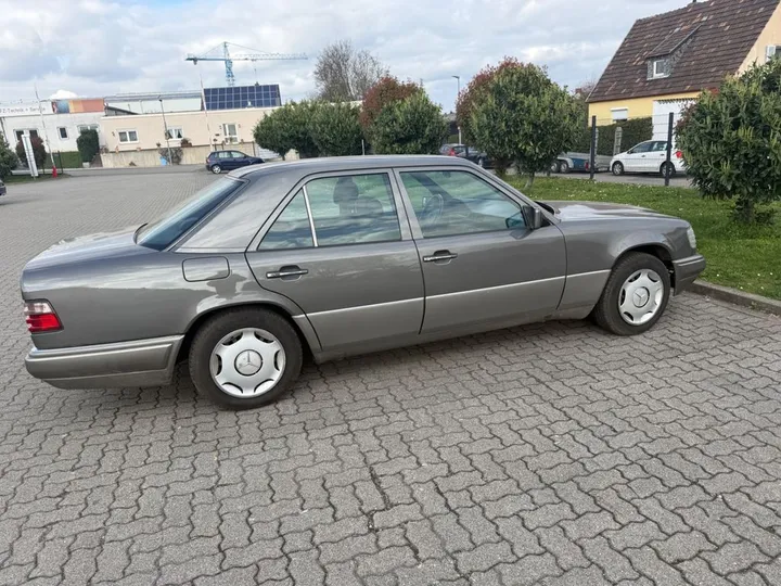 Mercedes-Benz 220
