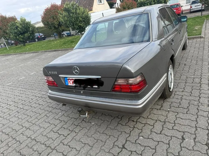 Mercedes-Benz 220