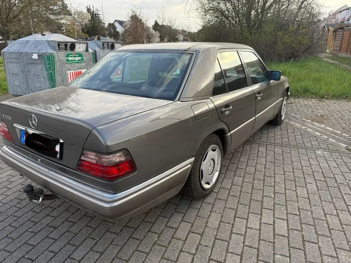 Mercedes-Benz 220
