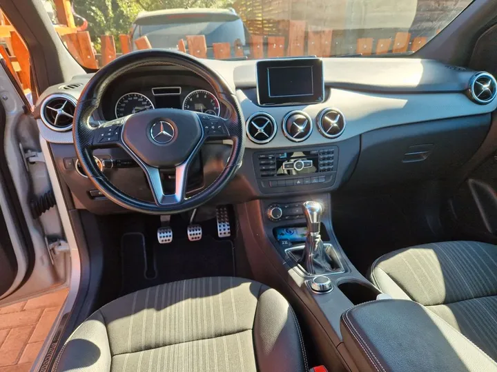 Mercedes-Benz B 180