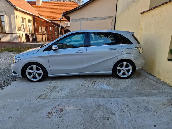 Mercedes-Benz B 180