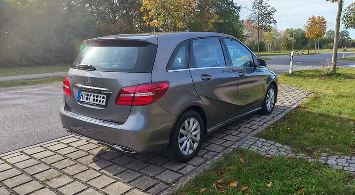 Mercedes-Benz B 220