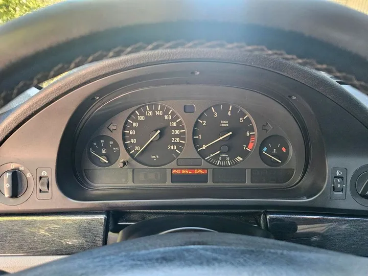 BMW 523