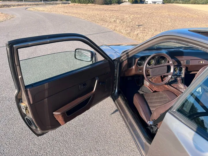 Porsche 944