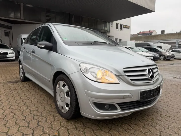 Mercedes-Benz B 180