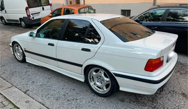 BMW 323