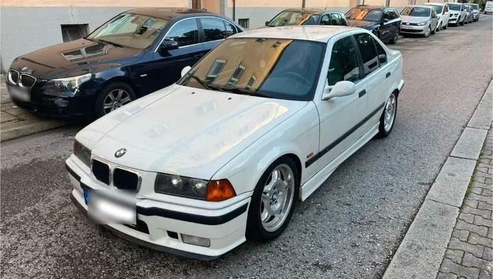 BMW 323