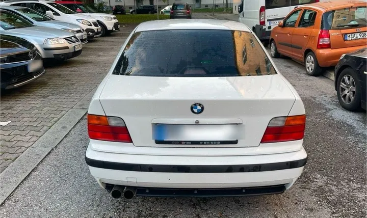BMW 323