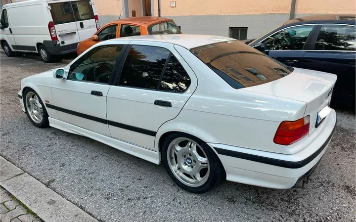 BMW 323
