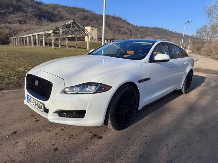 Jaguar XJR