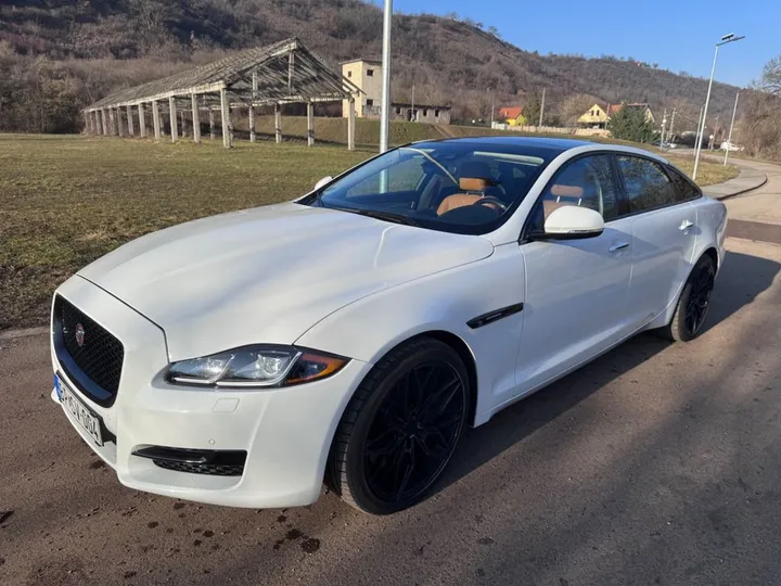 Jaguar XJR