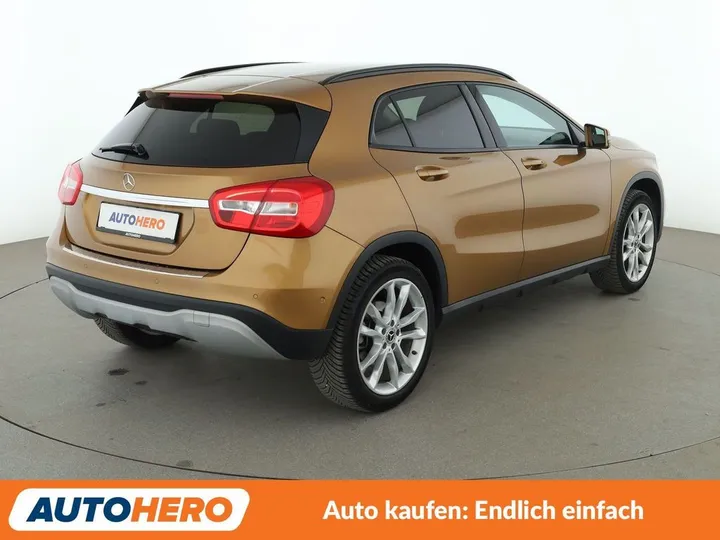 Mercedes-Benz GLA 200