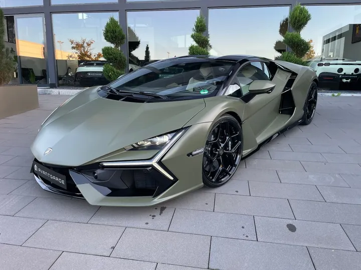Lamborghini Revuelto