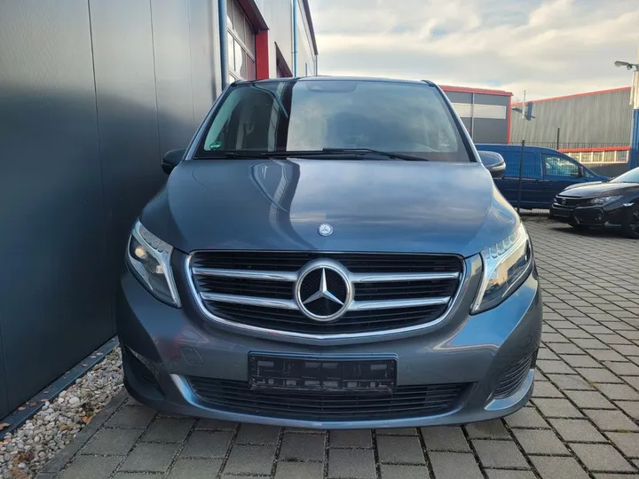 Mercedes-Benz V 220