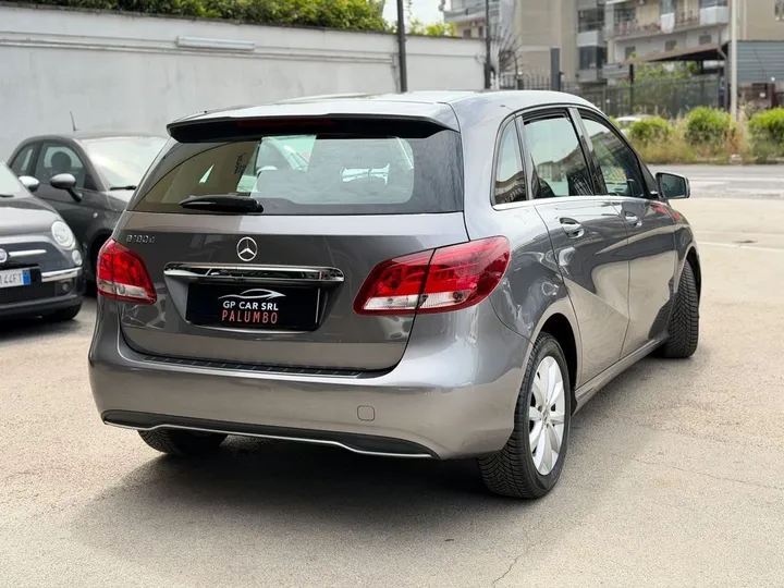 Mercedes-Benz B 180