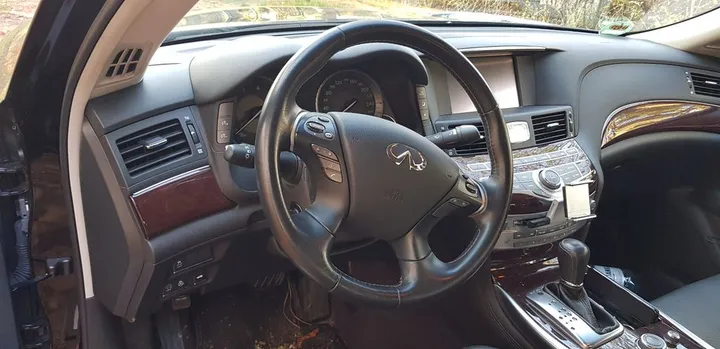 Infiniti Q70
