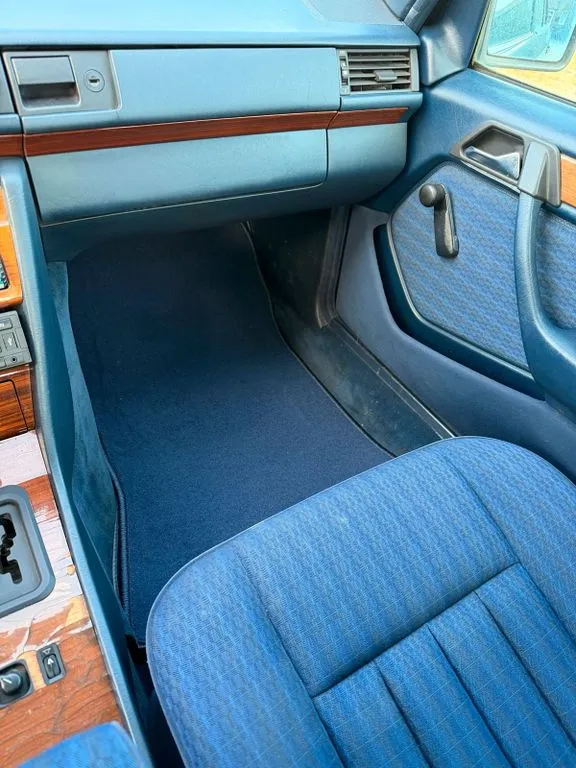 Mercedes-Benz 220