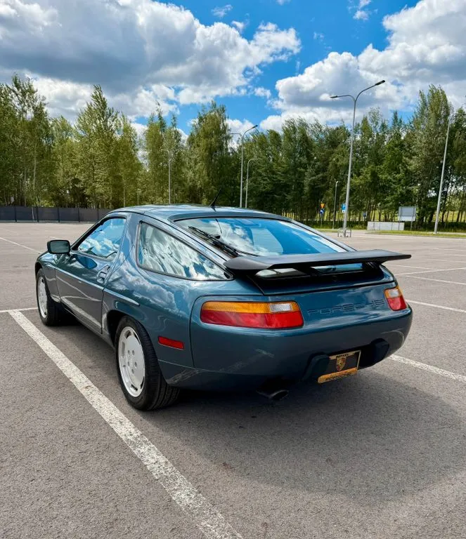 Porsche 928