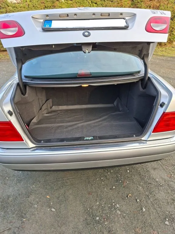 Mercedes-Benz E 200