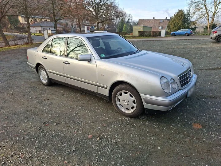 Mercedes-Benz E 200