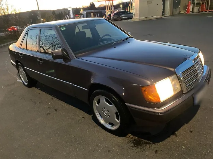 Mercedes-Benz E 230