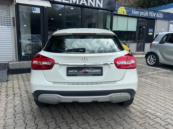 Mercedes-Benz GLA 200