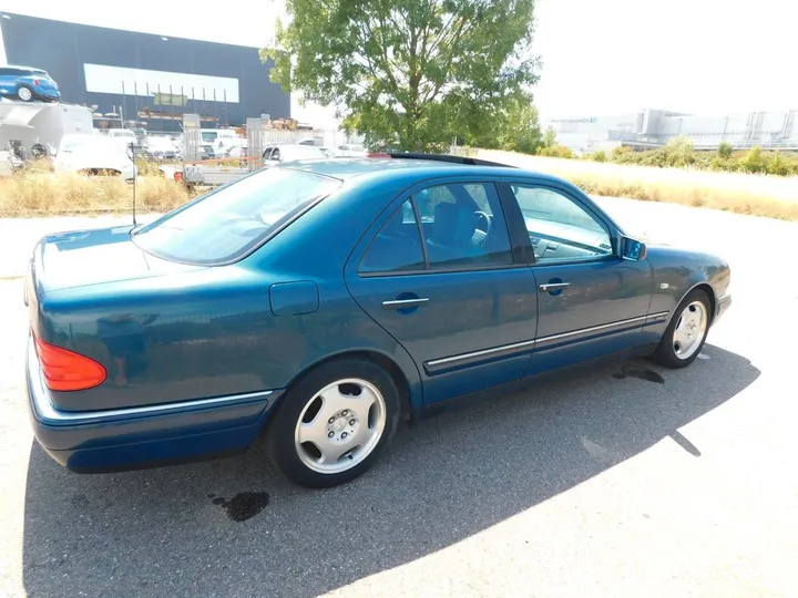 Mercedes-Benz E 230
