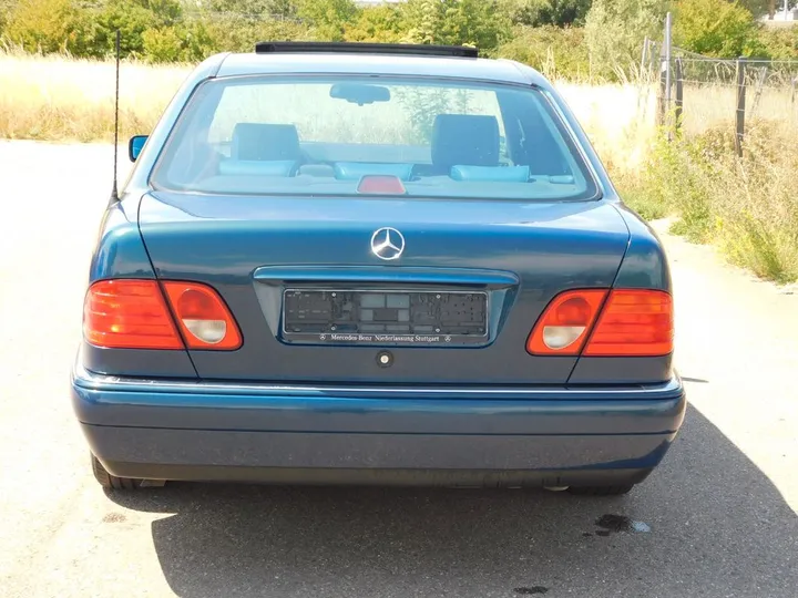 Mercedes-Benz E 230