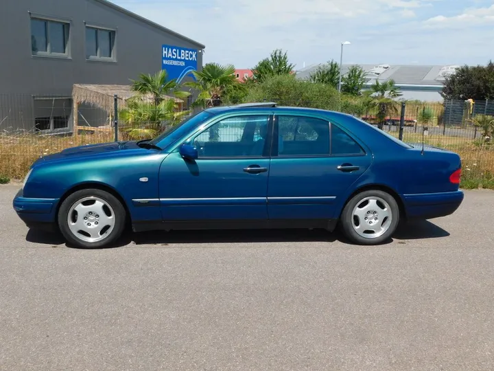 Mercedes-Benz E 230