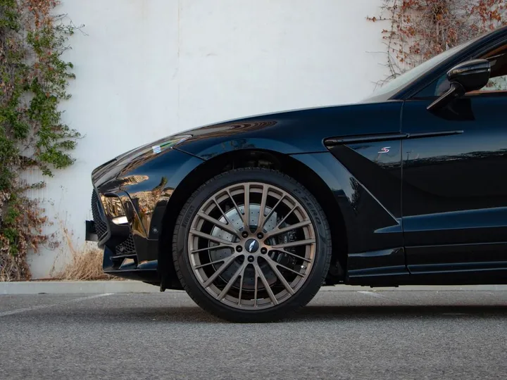Aston Martin DBX