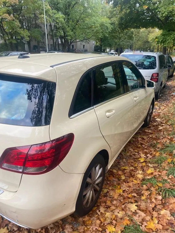 Mercedes-Benz B 180