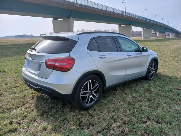 Mercedes-Benz GLA 200